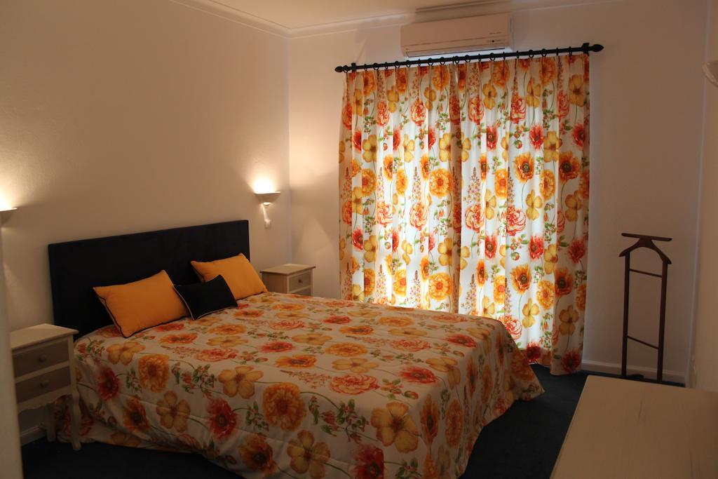 Alto Club Apartments Алвор Стая снимка