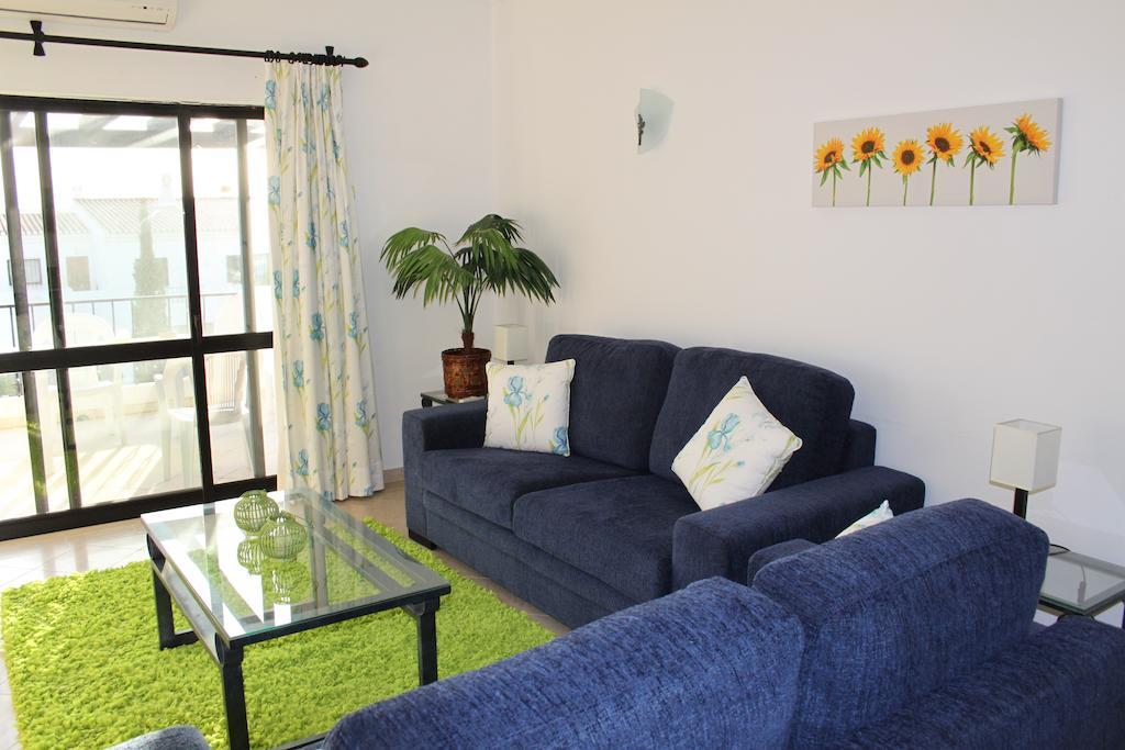 Alto Club Apartments Алвор Стая снимка